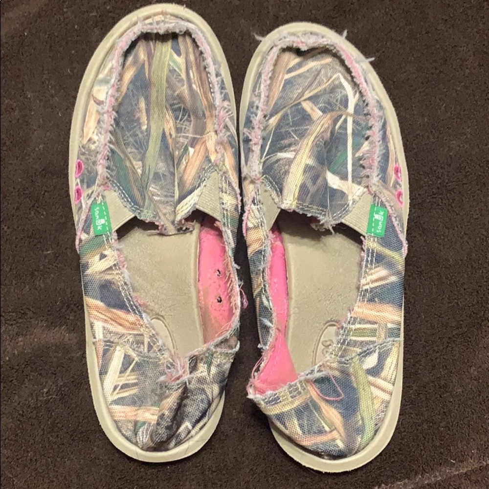 Sanuk slide on